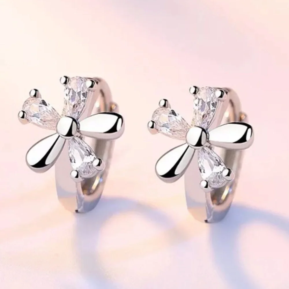๐ Silver Flower Huggie Hoop Earrings - Picture 1 of 5